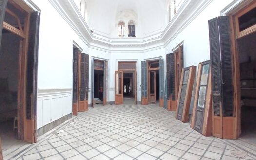 EXCLUSIVA Casa de 20 Ambientes en Monserrat con terraza, patio, parilla. Ideal usos múltiples